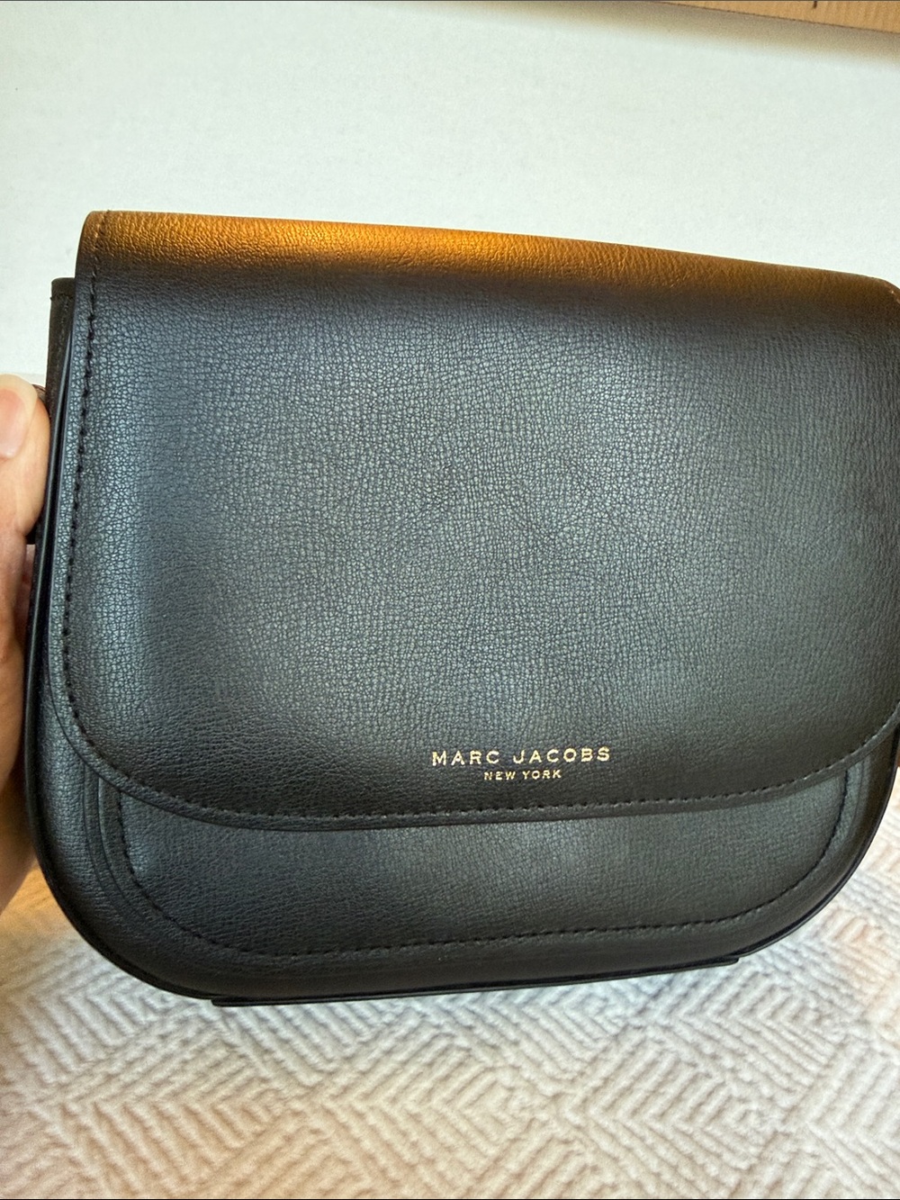 Marc Jacobs Black Leather Crossbody Saddle Bag with Gold Hardware - Picture 2 of 9